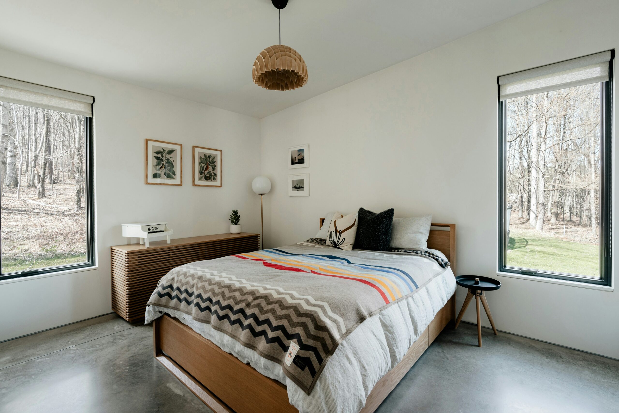 Bedroom having roller shade