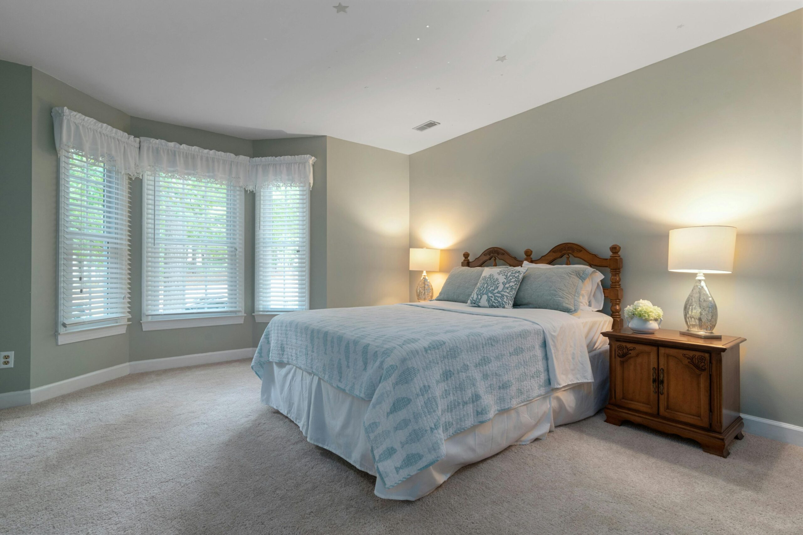 Bedroom use roman shades